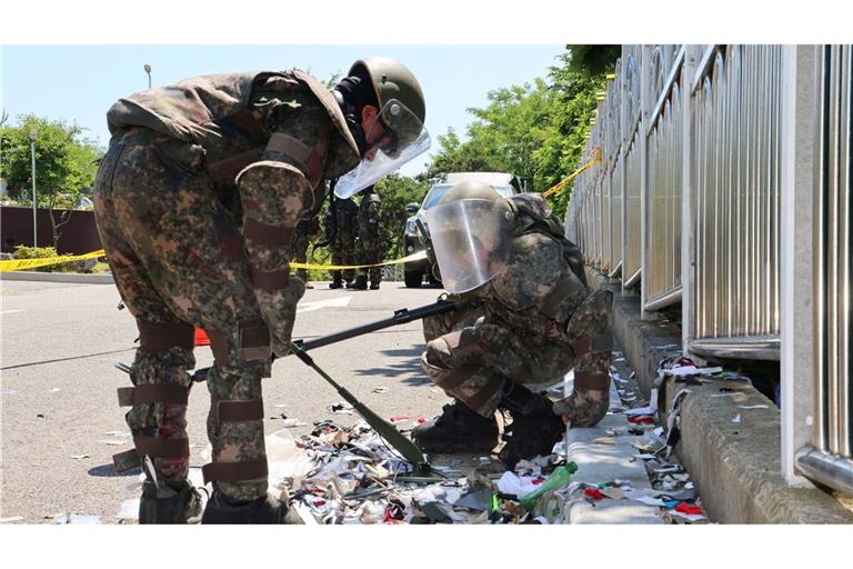 Südkoreanische Soldaten in Schutzkleidung untersuchen Müll aus einem aus Nordkorea entsandten Ballon.
