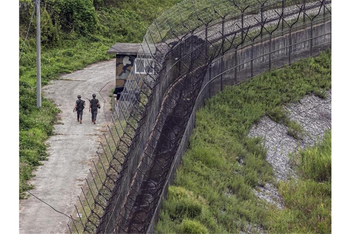 Südkoreanische Soldaten patrouillieren im August an der innerkoreanischen Grenze. Die selbst erklärte Atommacht Nordkorea hat südkoreanischen Angaben zufolge neue Marschflugkörper mit großer Reichweite getestet. Foto: -/YNA/dpa