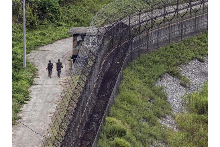 Südkoreanische Soldaten patrouillieren im August an der innerkoreanischen Grenze. Die selbst erklärte Atommacht Nordkorea hat südkoreanischen Angaben zufolge neue Marschflugkörper mit großer Reichweite getestet. Foto: -/YNA/dpa