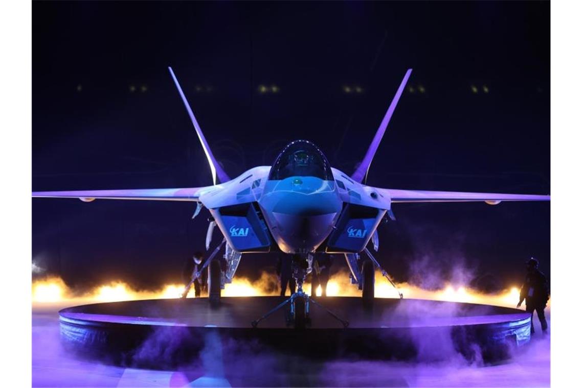 Südkoreas erster Prototyp des KF-X-Kampfjets der nächsten Generation bei der Enthüllung. Foto: -/YNA/dpa