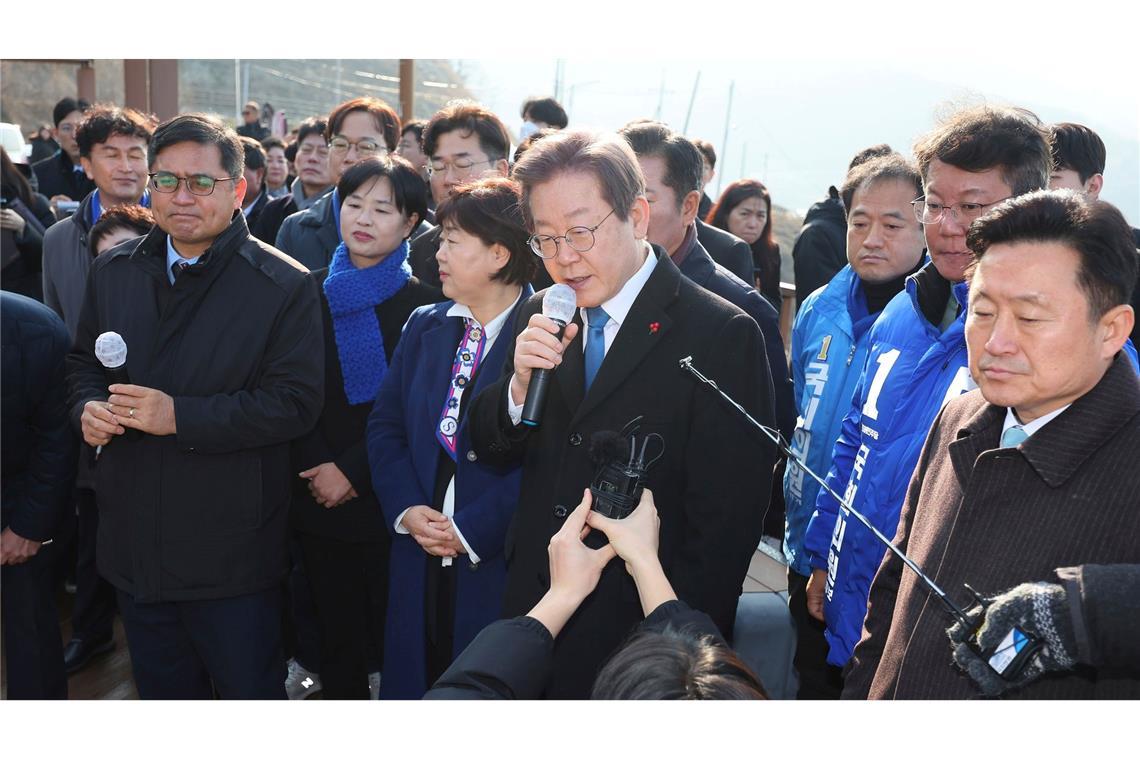 Südkoreas Oppositionschef Lee Jae Myung (M) spricht auf der Baustelle eines neuen Flughafens.