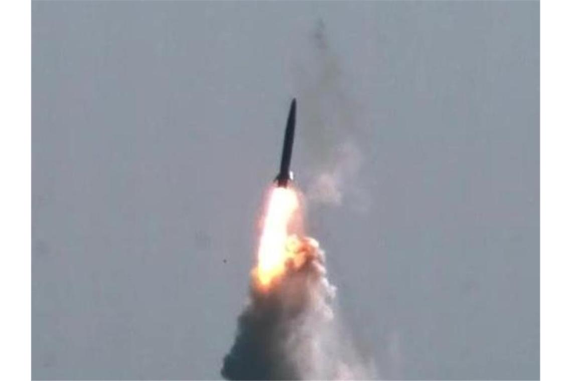 Südkoreas U-Boot-gestützte ballistische Rakete (SLBM) aus eigener Produktion wird von dem 3.000 Tonnen schweren U-Boot der „Dosan Ahn Changho“-Klasse der Marine abgefeuert. Foto: -/YNA/dpa