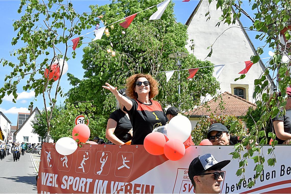 Süße Sachen gab es vom Wagen des Sportvereins. Der große Festzug die Hauptstraße...