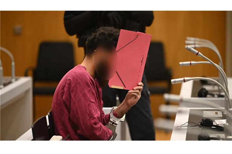 Sulaiman A., der mutmaßliche Mörder des Polizisten Rouven Laurs, an einem der Verhandlungstage vor dem Oberlandesgericht Stuttgart.