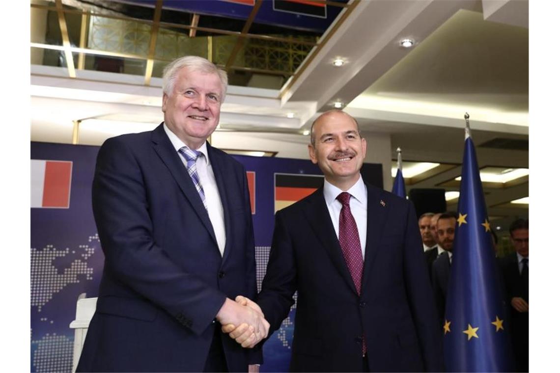 Suleyman Soylu (r), Innenminister der Türkei, und Horst Seehofer, Innenminister von Deutschland, geben sich nach einem Treffen im Rahmen der Gesprächen über den EU-Flüchtlingspakt mit der Türkei die Hand. Foto: Ali Unal/AP/dpa