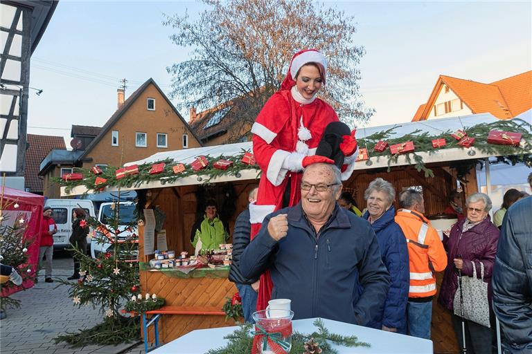 SULZBACH AN DER MURR (jf). Klein aber überschaubar: Das zeichnet seit jeher den Sulzbacher Nussknackermarkt aus. Trotzdem umfasste das Angebot kulinarische Köstlichkeiten, Weihnachtsgebäck, Adventsschmuck und -deko, Mode, Schmuck und andere Waren, die sich als Weihnachtsgeschenke eignen. Wie jedes Jahr gab es Nüsse für einen wohltätigen Zweck zu kaufen und zu knacken und dabei tolle Preise zu gewinnen. Für die kleinen Besucher wurde Ponyreiten angeboten, ebenso stand ein Karussell bereit. Am Nachmittag erfreute die Erwachsenen eine Modenschau. Mit Beginn Dämmerung erschien der Nikolaus und die „fire’n’friends“ zauberten mit ihren Feuerkörben eine besondere Atmosphäre. Was aber den Zauber anbelangte, so sorgte Mystique alias Jennifer Ochs aus Murrhardt mit ihrer Feuershow für den Höhepunkt des Abends. Hatte sie zuvor im Weihnachtsmannkostüm auf Stelzen die Kinder erfreut, so brillierte sie nach ihrer Feuershow mit einem beleuchteten Eisprinzessinnenoutfit. Bürgermeister Dieter Zahn hatte wieder ein Grußwort gesprochen, das von der Jugendgruppe des Musikvereins Sulzbach musikalisch umrahmt wurde. Im Anschluss fand die Preisverleihung aus dem Gewinnspiel „Sulzbach ist offen“ statt. Foto: J. Fiedler