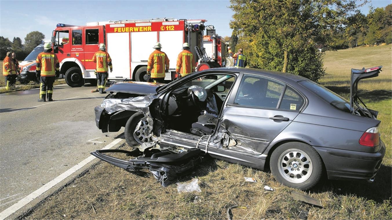 SULZBACH AN DER MURR (pol). Drei Personen sind gestern Mittag bei einem Unfall auf der Landesstraße L1066 schwer verletzt worden. Ein 59-jähriger Mann fuhr mit seinem VW Passat hinter einem Lastwagen von Sulzbach in Richtung Murrhardt. Auf einer Geraden kurz vor Bartenbach geriet er langsam auf die Gegenfahrbahn, wo er dann seitlich versetzt frontal mit einem entgegenkommenden BMW zusammenstieß. Dabei wurden neben dem Unfallverursacher auch der 81-jährige Fahrer des BMW und dessen 83-jährige Mitfahrerin verletzt. Die Polizei schreibt in einer Meldung, dass die örtliche Feuerwehr die Autotür des 81-Jährigen öffnen musste, um den Mann aus seinem Auto holen zu können. Alle drei Personen wurden ins Krankenhaus gebracht. Der Sachschaden beläuft sich nach ersten Schätzungen der Polizei auf rund 60000 Euro. Der Verkehr konnte während der Unfallaufnahme einspurig an der Unfallstelle vorbeigeleitet werden. Die Ermittlungen zur Unfallursache dauern an. Foto: J. Fiedler