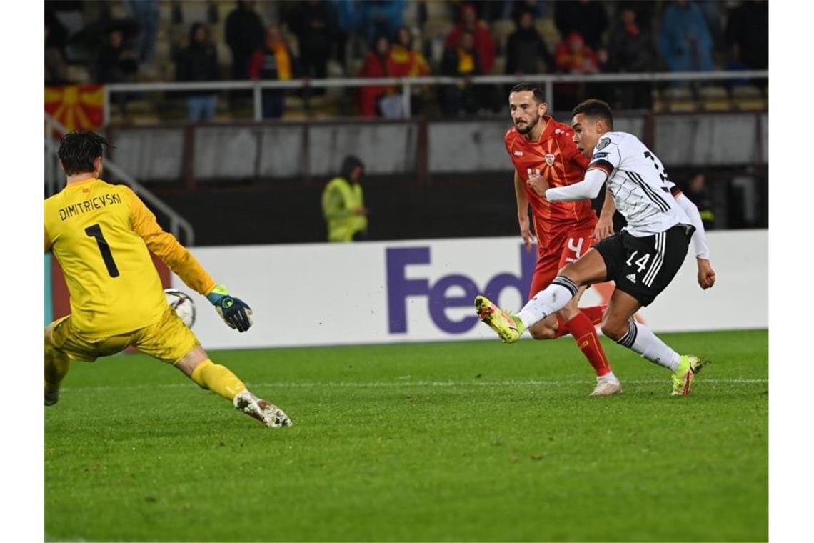 Fünfter Flick-Sieg bringt WM-Ticket: Werner-Tore beim 4:0 Super-Talent Jamal Musiala (r) setzt nach seiner Einwechslung gegen Nordmazedonien mit dem 4:0 den Schlusspunkt. Foto: Federico Gambarini/dpa