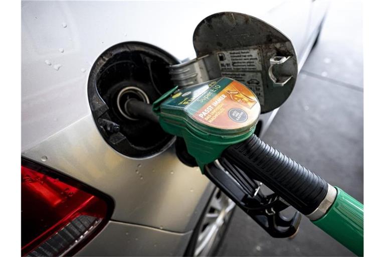 Superbenzin der Sorte E10 ist in Deutschland so teuer wie nie. Foto: Fabian Sommer/dpa