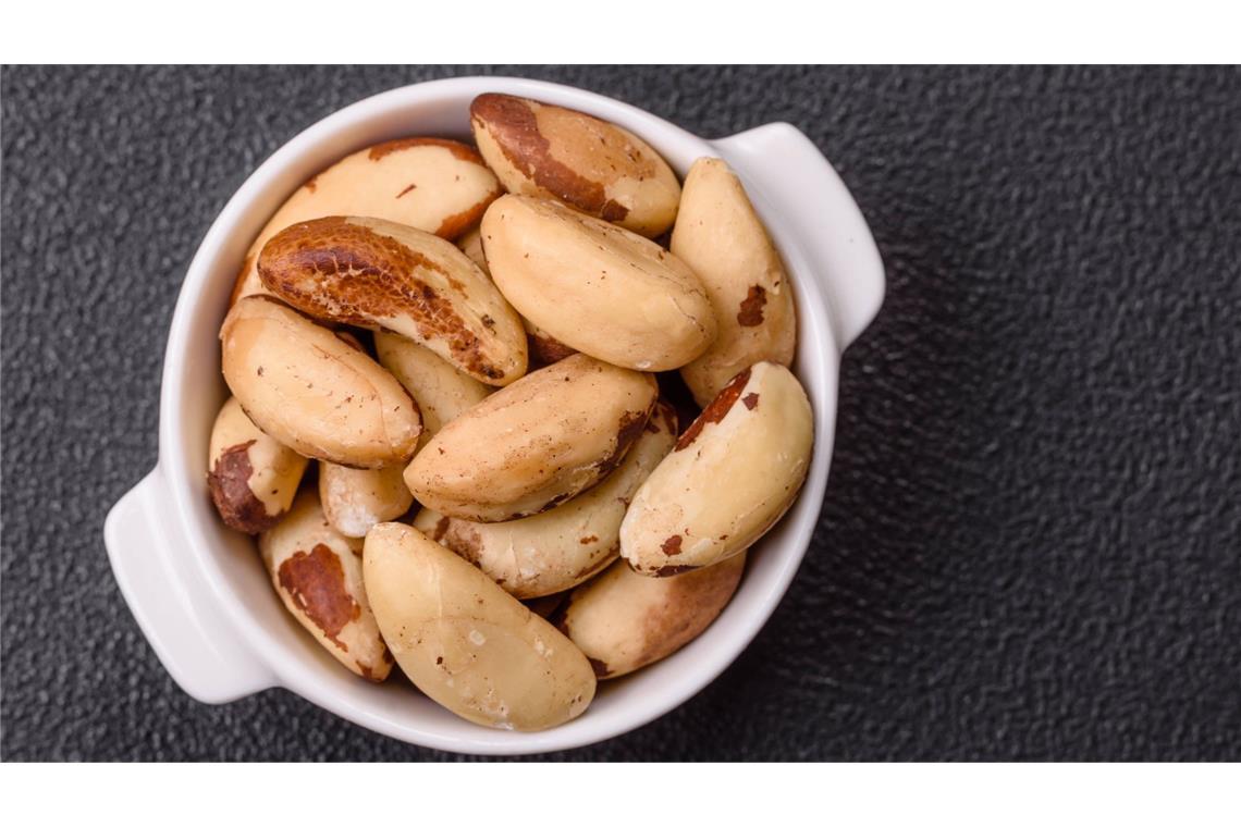 Superfood: Köstliche, nahrhafte Paranüsse in Keramikschale.