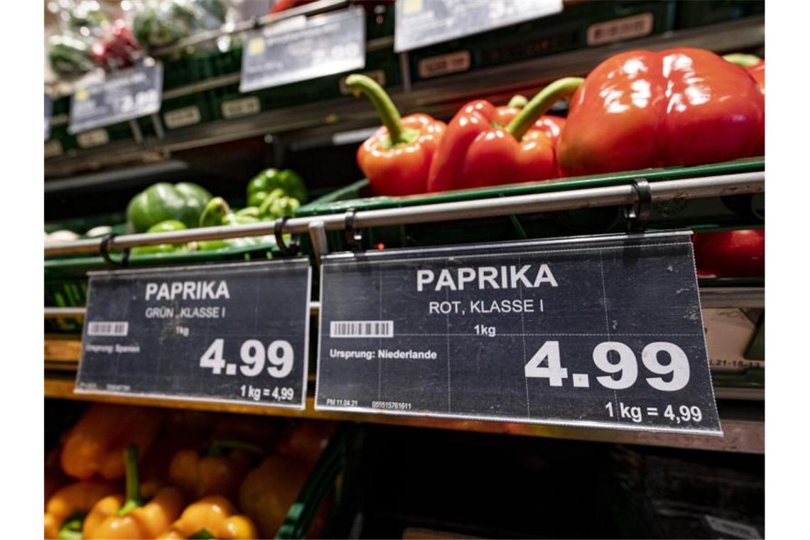 Supermärkte, aber auch alle anderen Anbieter konnten im Corona-Jahr selbst entscheiden, ob sie die Mehrwertsteuer-Senkung über den Preis an die Kunden weiterreichen. Foto: Fabian Sommer/dpa