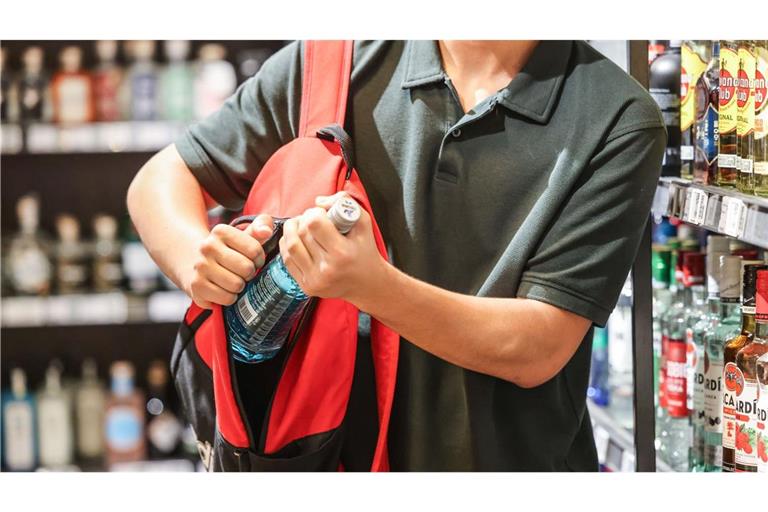 Supermärkte, Drogerien und andere Geschäfte beklagen pro Jahr einen hohen Schaden durch Diebstahl - von Kunden, Beschäftigten, Lieferanten und Servicekräften. (gestellte Szene)