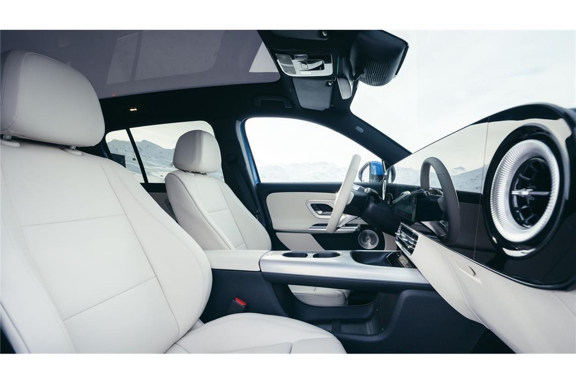 Superscreen mit bis zu drei Displays, Mittelkonsole auf zwei Ebenen und ein Panoramadach – so wie beim CLA. Neu ist die Smartphone-Ablage zum kabellosen Laden.