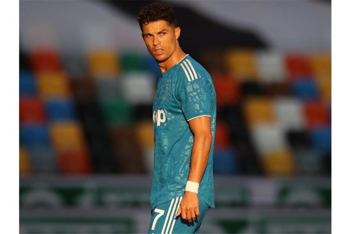 Superstar Cristiano Ronaldo muss mit Juve auf den Gewinn der Meisterschaft noch warten. Foto: Jonathan Moscrop/CSM via ZUMA Wire/dpa