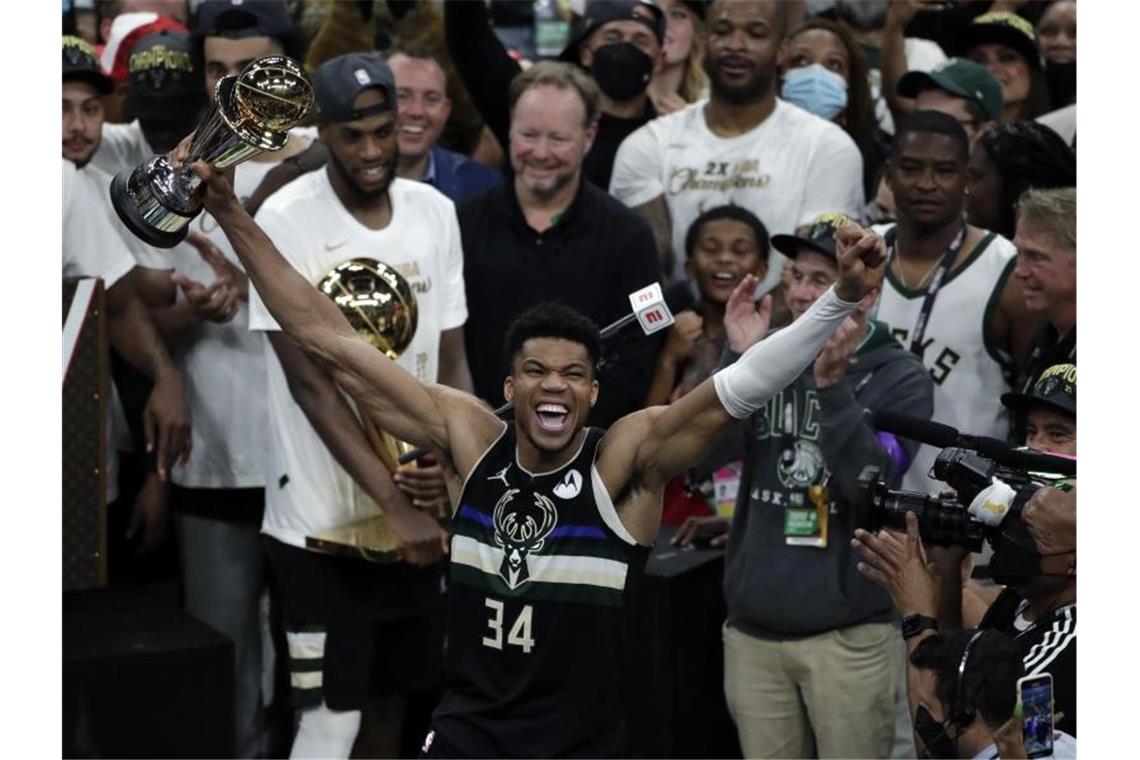 Superstar Giannis Antetokounmpo (M.) gewann auch die MVP-Trophäe. Foto: Aaron Gash/FR171181 AP/dpa