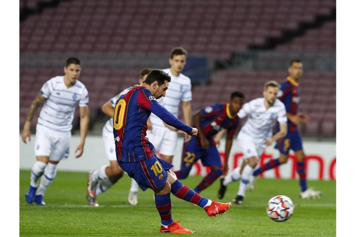 Superstar Lionel Messi (M.) traf vom Elfmeterpunkt für den FC Barcelona. Foto: Joan Monfort/AP/dpa