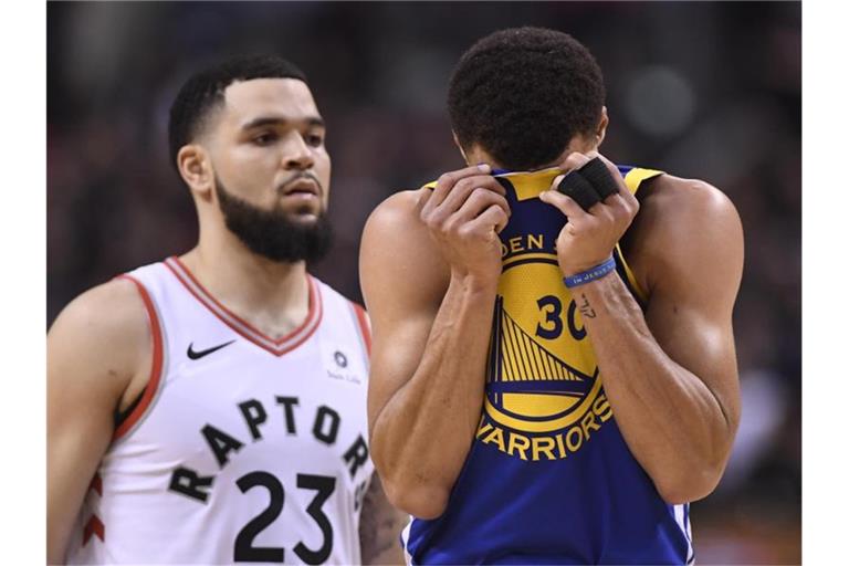 Superstar Stephen Curry (r) verlor mit den Golden State Warriors das erste Finale. Foto: Frank Gunn/The Canadian Press/AP