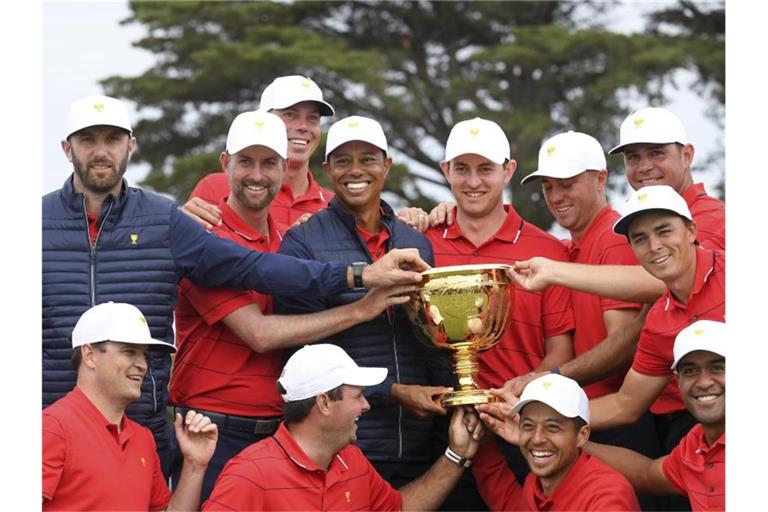 Superstar Tiger Woods (M.) gewann mit dem Team USA den Presidents Cup. Woods war zugleich Spieler und Teamchef. Foto: Andy Brownbill/AP/dpa