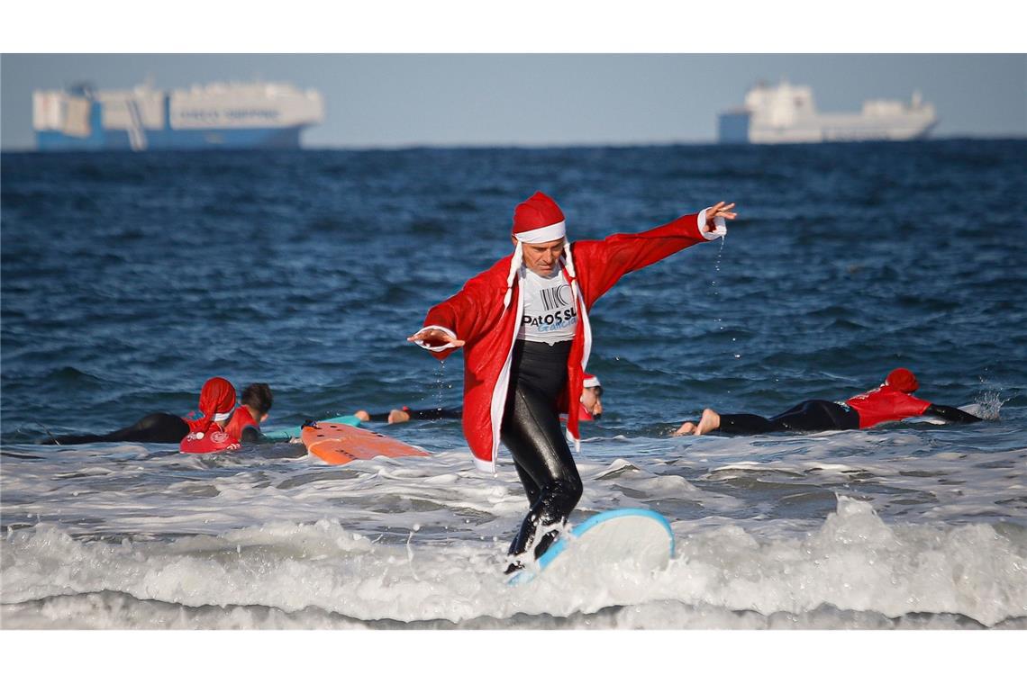 Bilder des Tages Surfen geht auch in der Weihnachtszeit - so wie hier am Strand von Patos im spanischen Galicien.