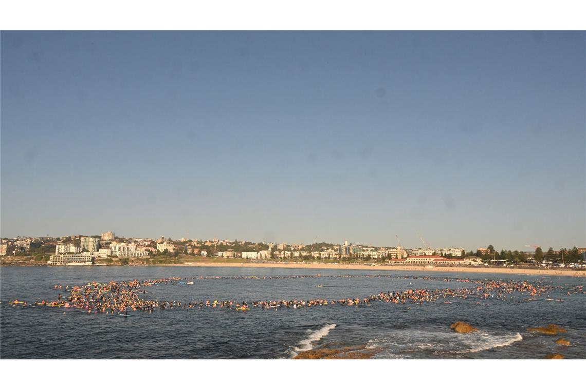 Surfer bildeten im Gedenken an die Anschlagsopfer einen Kreis im Meer.