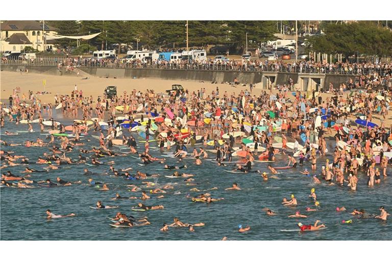 Surfer gedenken am Bondi Beach der Terroropfer.