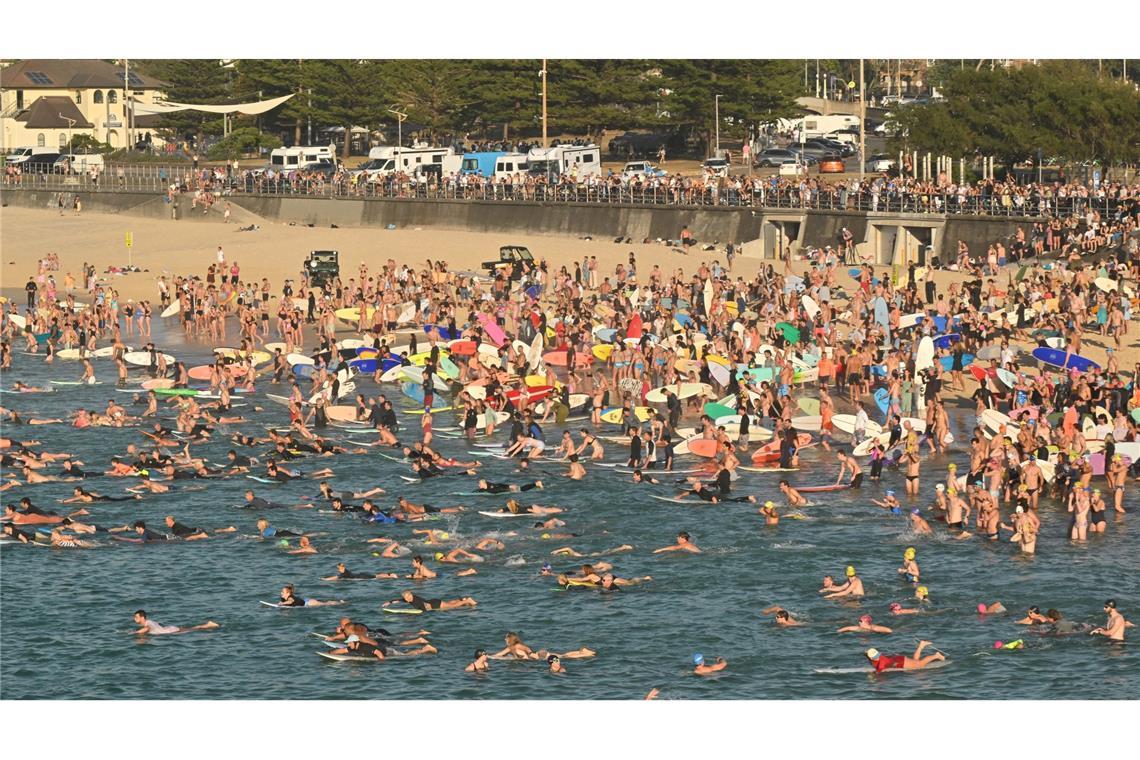Surfer und Schwimmer gedachten der Opfer des Terroranschlags.