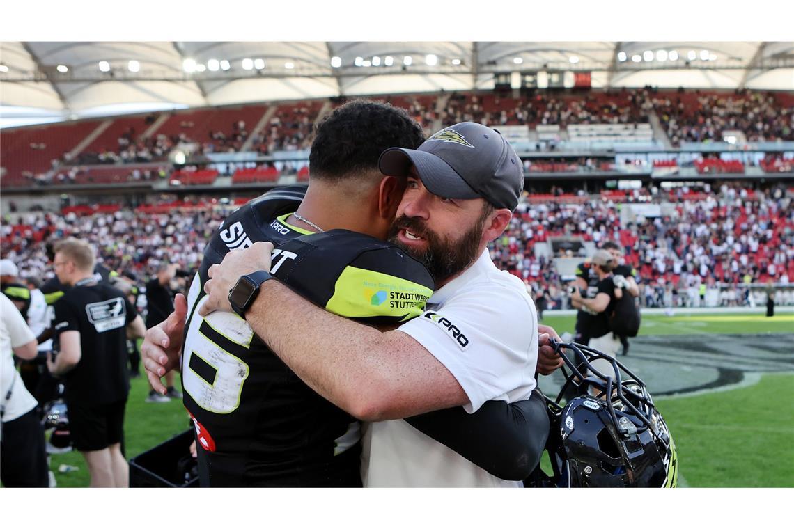 Skibrille, Zigarre und Bier – die besten Bilder der jubelnden Surge-Spieler Surge-Headcoach Jordan Neuman herzt Luca Siebert.