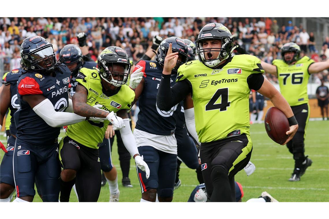 So fertigt Stuttgart Surge im Topspiel die Paris Musketeers ab Surge-Quarterback in Bestform: Reilly Hennessey auf dem Weg zum ersten Touchdown der Partie gegen die Paris Musketeers.
