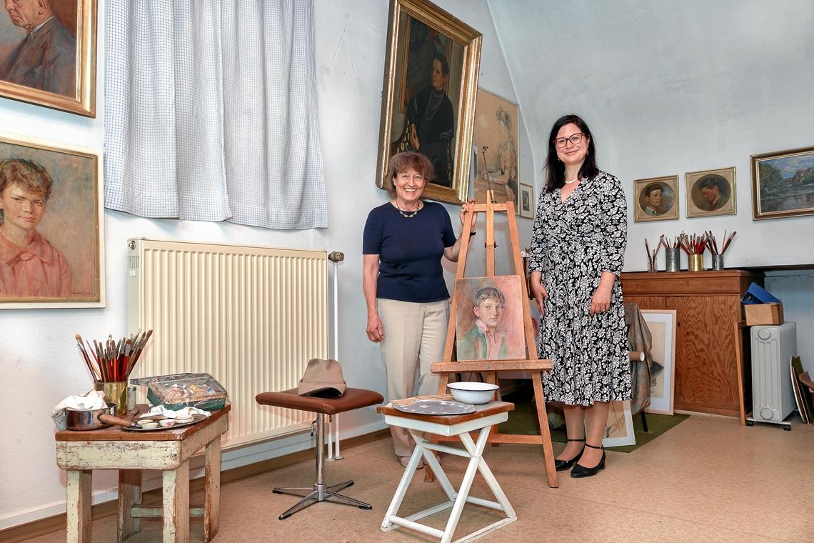 Abschied, Angedenken und Neuanfang Susanna Brogi, Leiterin des Deutschen Kunstarchivs am Germanischen Nationalmuseum, besucht Constanze Obenland (links). Das Archiv erhält wichtige Dokumente zu Carl Obenland, anhand derer das Werk dokumentiert wird. Fotos: J. Fiedler