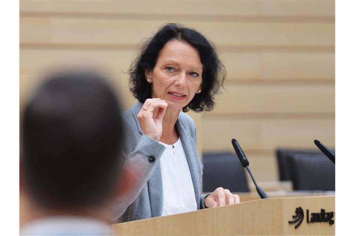 Susanne Bay (Bündnis 90/Die Grünen) spricht im Plenarsaal des Landtags von Baden-Württemberg. Foto: picture alliance / dpa / Archiv