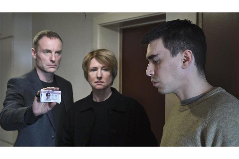 Einfach nur leben – um das geht es in „Erika Mustermann“ aus Berlin Susanne Bonard (Corinna Harfouch, Mitte) und Robert Karow (Mark Waschke, li) suchen die Wohnung des Toten auf und treffen dort auf seinen Bruder Luis (Henry Morales, re).