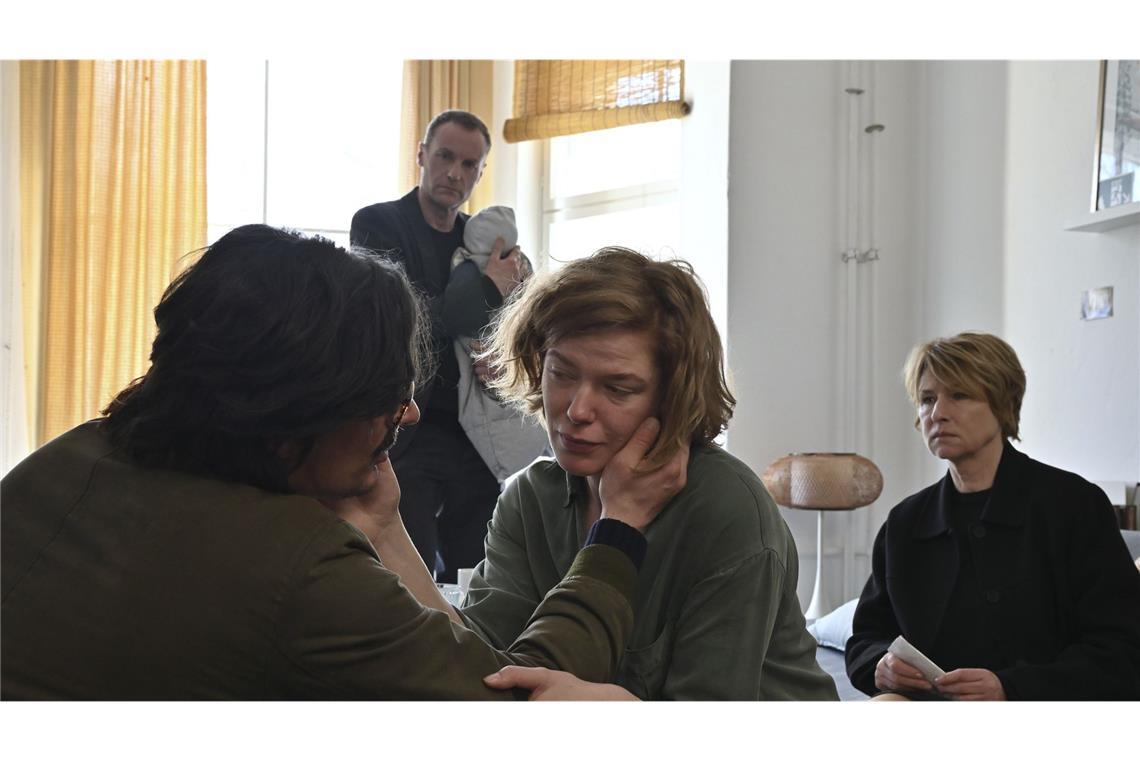 Einfach nur leben – um das geht es in „Erika Mustermann“ aus Berlin Susanne Bonard (Corinna Harfouch, re) und Robert Karow (Mark Waschke, 2. v. li) suchen mit traurigen Nachrichten die Wohnadresse des Toten auf und treffen dort auf Denise Bonnefoy (Magdalena Wiedenhofer, 2. v. re), ihren Mann Xavier Weberlein (Hannes Wegener, li) und ihr Baby. Doch der Personalausweis, den sie bei dem Toten gefunden haben, hat sie in die Irre geführt.