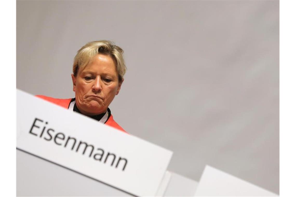Susanne Eisenmann (CDU), baden-württembergische Kultusministerin, sitzt beim Landesparteitag auf dem Podium. Foto: Karl-Josef Hildenbrand/Archiv