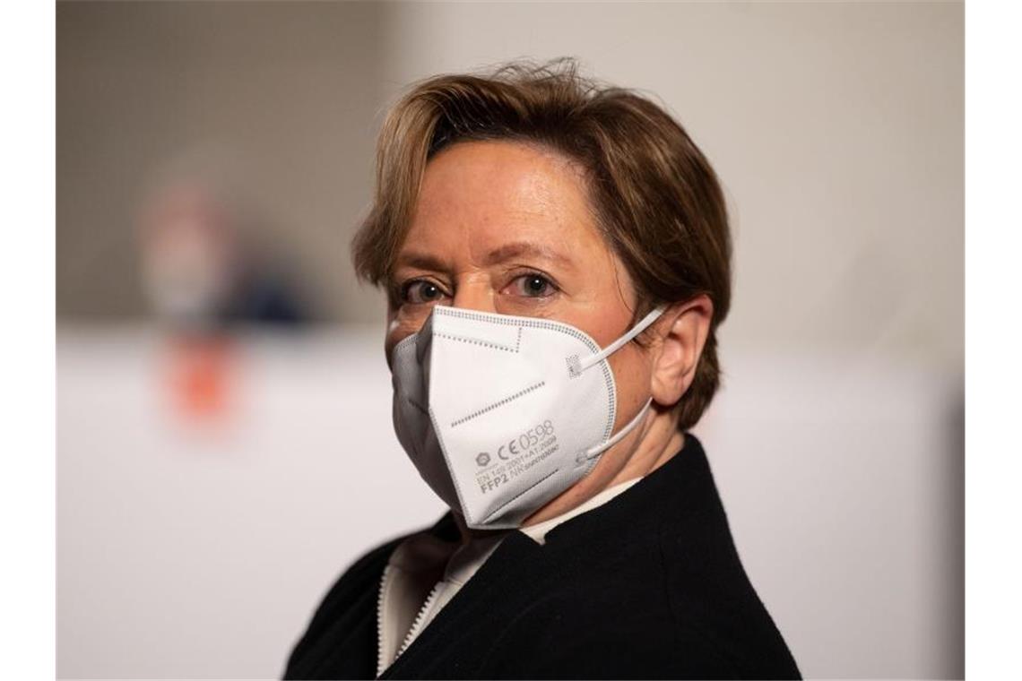 Eisenmann begrüßt Giffeys Vorstoß: Zweifel an Umsetzbarkeit Susanne Eisenmann (CDU), Baden-Württembergs Kultusministerin, mit Mundschutz. Foto: Marijan Murat/dpa-Pool/dpa/Archivbild