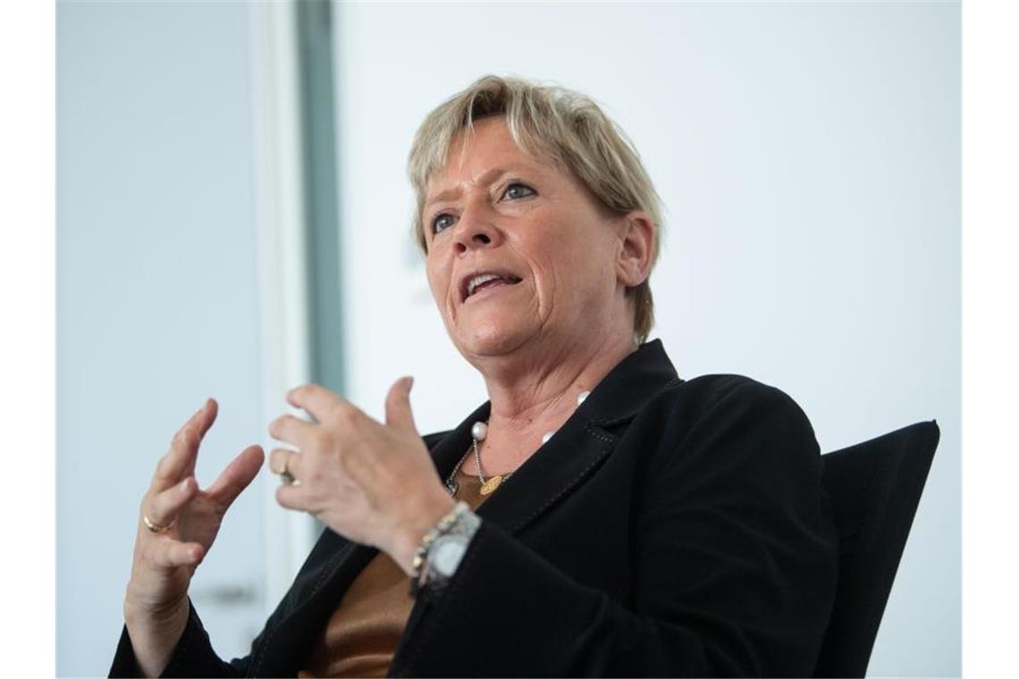 Susanne Eisenmann (CDU) befindet sich in einem Gespräch. Foto: Marijan Murat/dpa/Archivbild