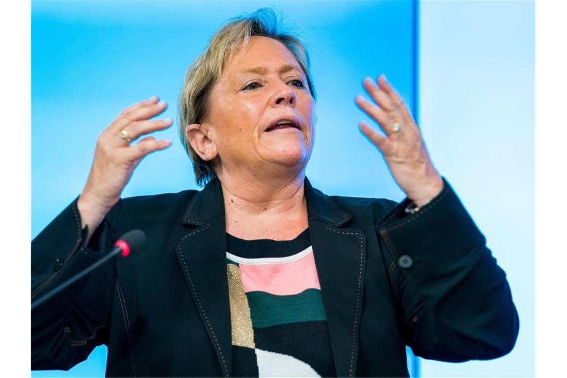 Susanne Eisenmann (CDU) gestikuliert beim Sprechen. Foto: Thomas Niedermüller