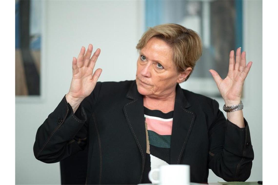 Susanne Eisenmann (CDU) gibt ein Pressestatement. Foto: Sebastian Gollnow/dpa/Archivbild