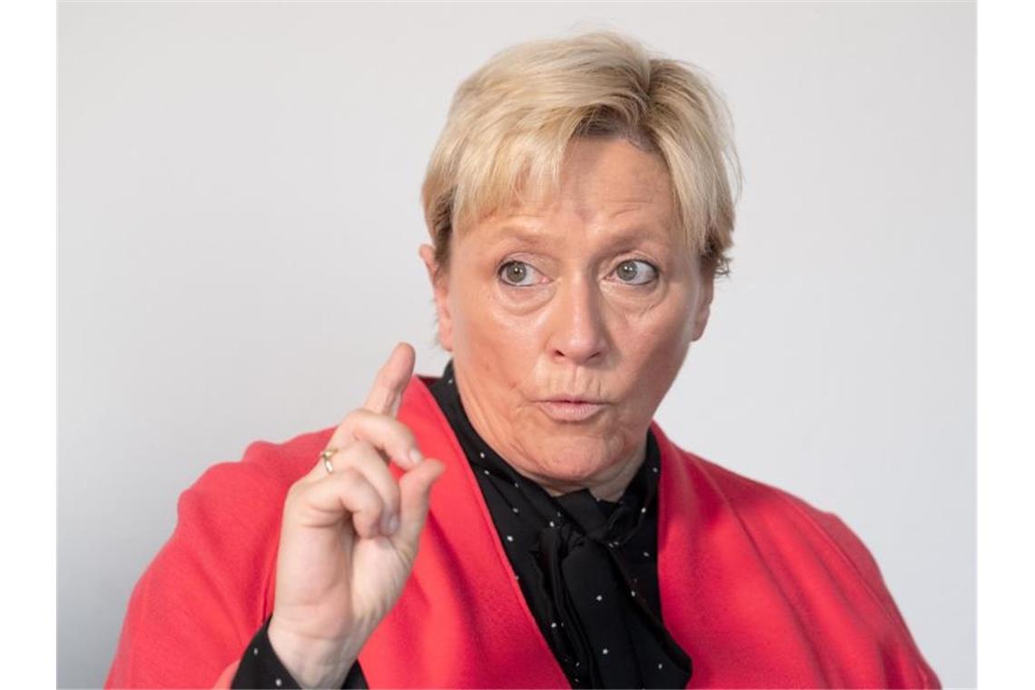 Ganztagsschulen mit Qualitätsratgeber attraktiver machen Susanne Eisenmann (CDU), Kultusministerin in Baden-Württemberg, gestikuliert beim Reden. Foto: Bernd Weissbrod/Archiv