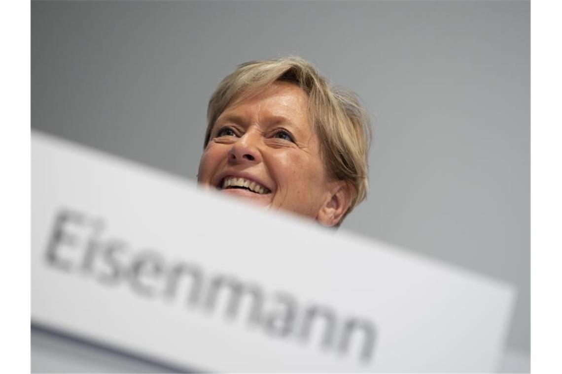 Susanne Eisenmann (CDU), Kultusministerin von Baden-Würtemberg, lächelt. Foto: Thomas Kienzle/Archivbild