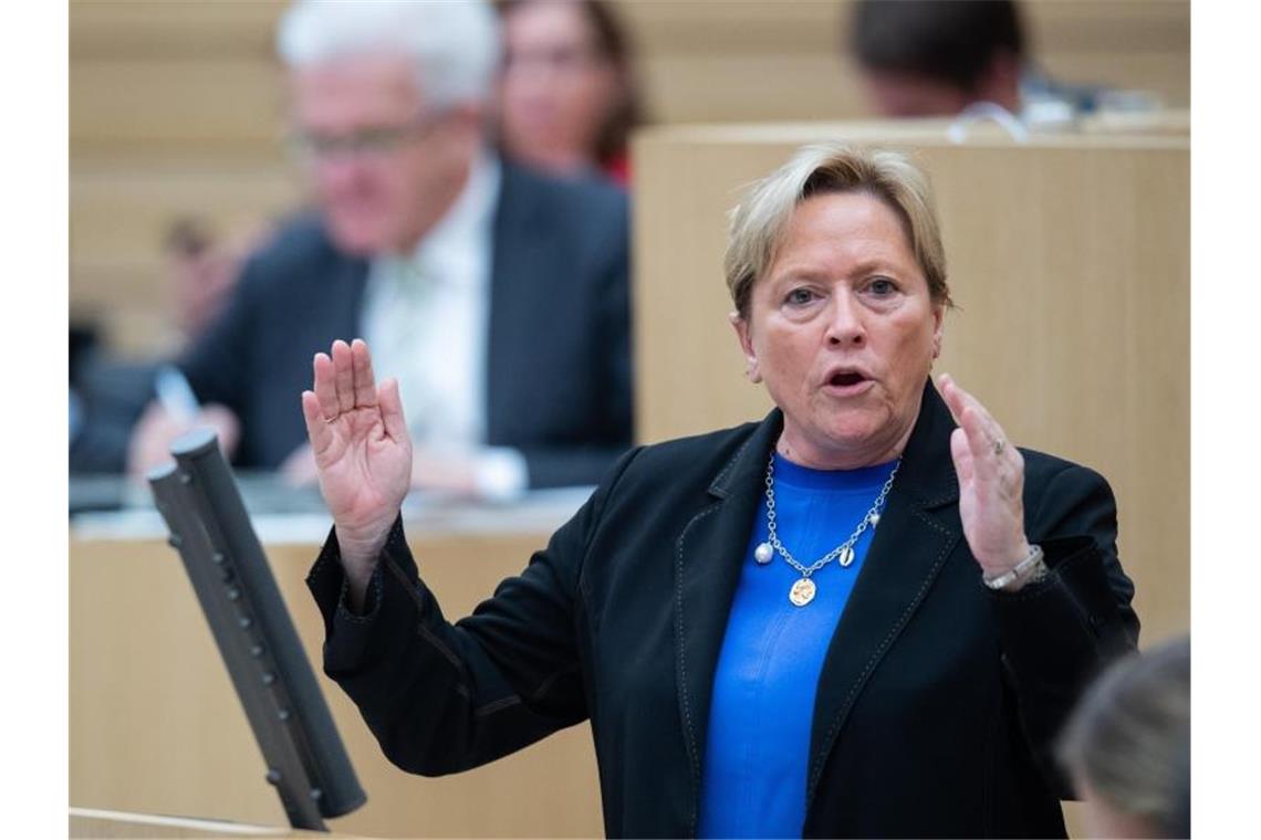 Susanne Eisenmann (CDU), Kultusministerin von Baden-Württemberg, spricht im Landtag. Foto: Tom Weller/dpa