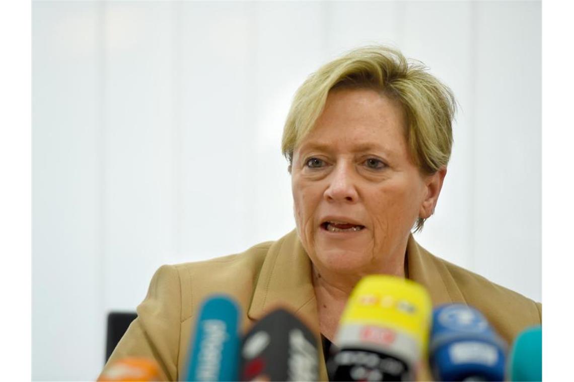 Susanne Eisenmann (CDU), Kultusministerin von Baden-Württemberg, spricht bei einer Pressekonferenz. Foto: Sonja Wurtscheid/dpa