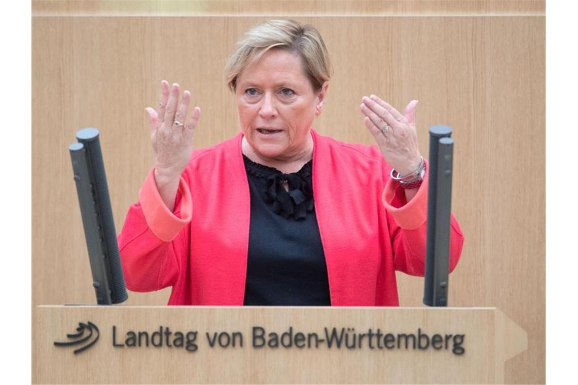 Susanne Eisenmann (CDU), Kultusministerin von Baden-Württemberg, spricht im Landtag. Foto: Marijan Murat/dpa/Archivbild