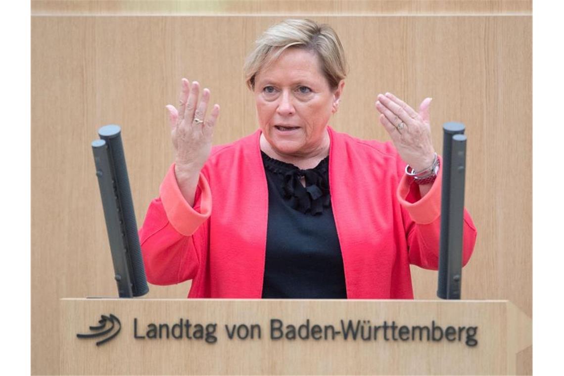 Susanne Eisenmann (CDU), Kultusministerin von Baden-Württemberg, spricht während einer Plenarsitzung im Landtag von Baden-Württemberg. Foto: Marijan Murat/dpa/Archivbild