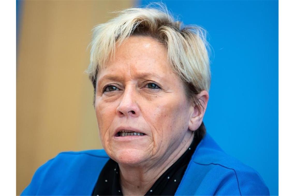 Susanne Eisenmann (CDU), Ministerin für Kultus in Baden-Württemberg, sitzt bei einer Pressekonferenz. Foto: Bernd von Jutrczenka/dpa/Archivbild