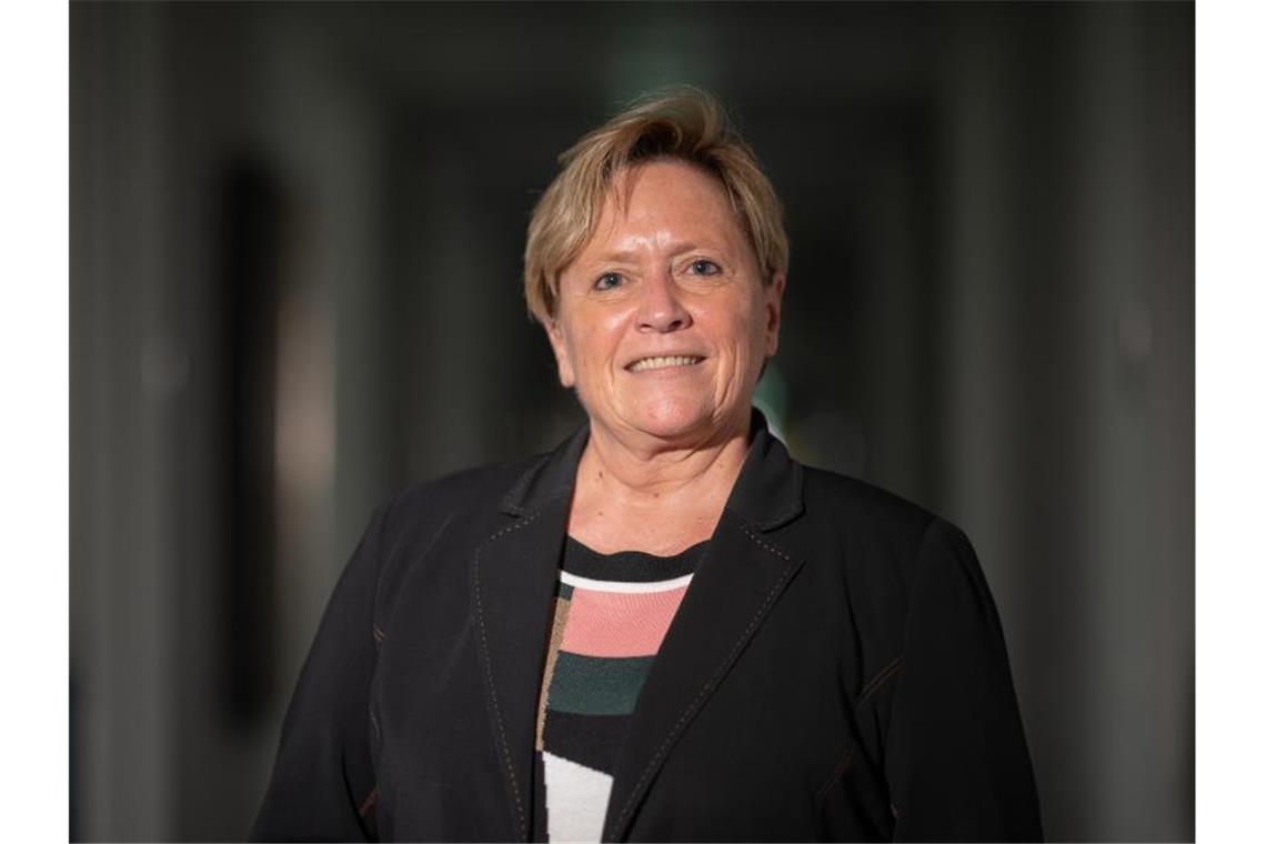 Eisenmann zu Leopoldina: „Nicht ganz auf der Höhe der Zeit“ Susanne Eisenmann (CDU), Ministerin für Kultus, Jugend und Sport von Baden-Württemberg, lächelt in die Kamera. Foto: Sebastian Gollnow/dpa