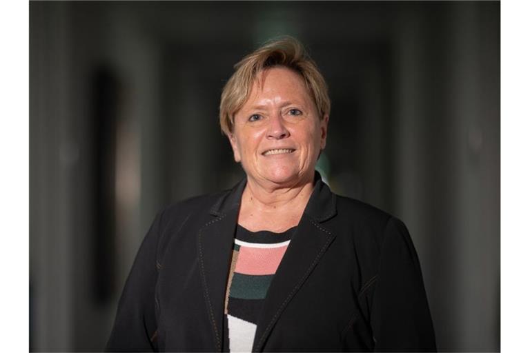 Susanne Eisenmann (CDU), Ministerin für Kultus, Jugend und Sport von Baden-Württemberg, lächelt in die Kamera. Foto: Sebastian Gollnow/dpa