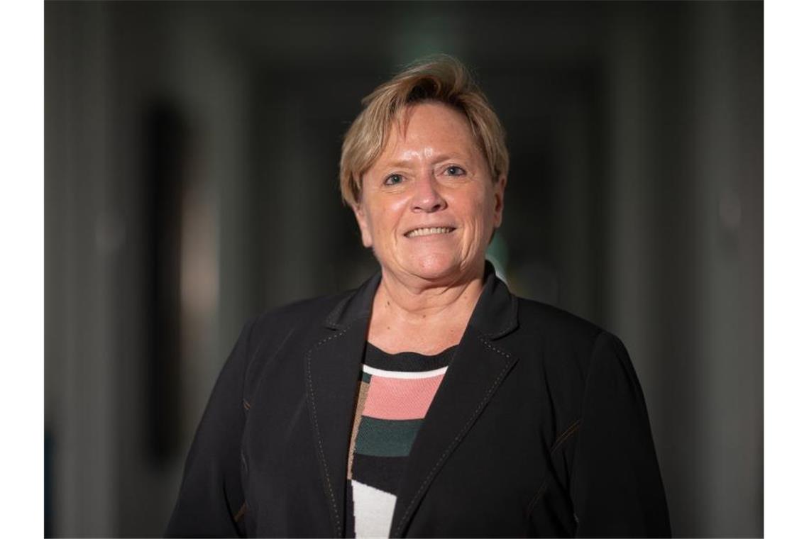 Feiertage: Eisenmann empfiehlt „Mensch-ärgere-dich-nicht“ Susanne Eisenmann (CDU), Ministerin für Kultus, Jugend und Sport von Baden-Württemberg, lächelt. Foto: Sebastian Gollnow/dpa/Archivbild