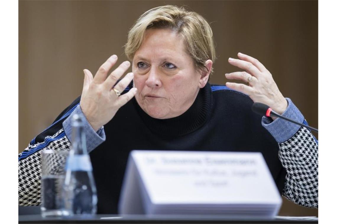 Eisenmann gegen weitere Verschärfung des Lockdowns Susanne Eisenmann (CDU), Ministerin für Kultus, Jugend und Sport von Baden-Württemberg, gestikuliert. Foto: Tom Weller/dpa