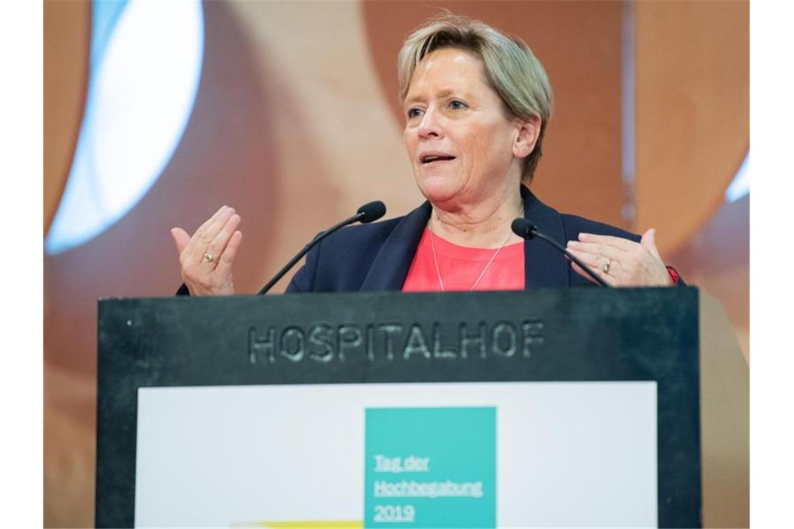 Susanne Eisenmann (CDU), Ministerin für Kultus, Jugend und Sport von Baden-Württemberg, während ihrer Rede. Foto: Tom Weller/dpa/Archivbild