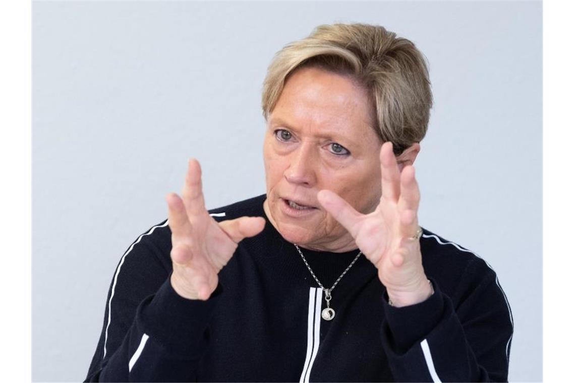 Susanne Eisenmann (CDU), Ministerin für Kultus, Jugend und Sport von Baden-Württemberg, aufgenommen bei einem Interview. Foto: Bernd Weißbrod/dpa